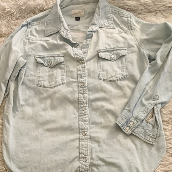 Very cute super chic light jean button up - Picture 1 of 5